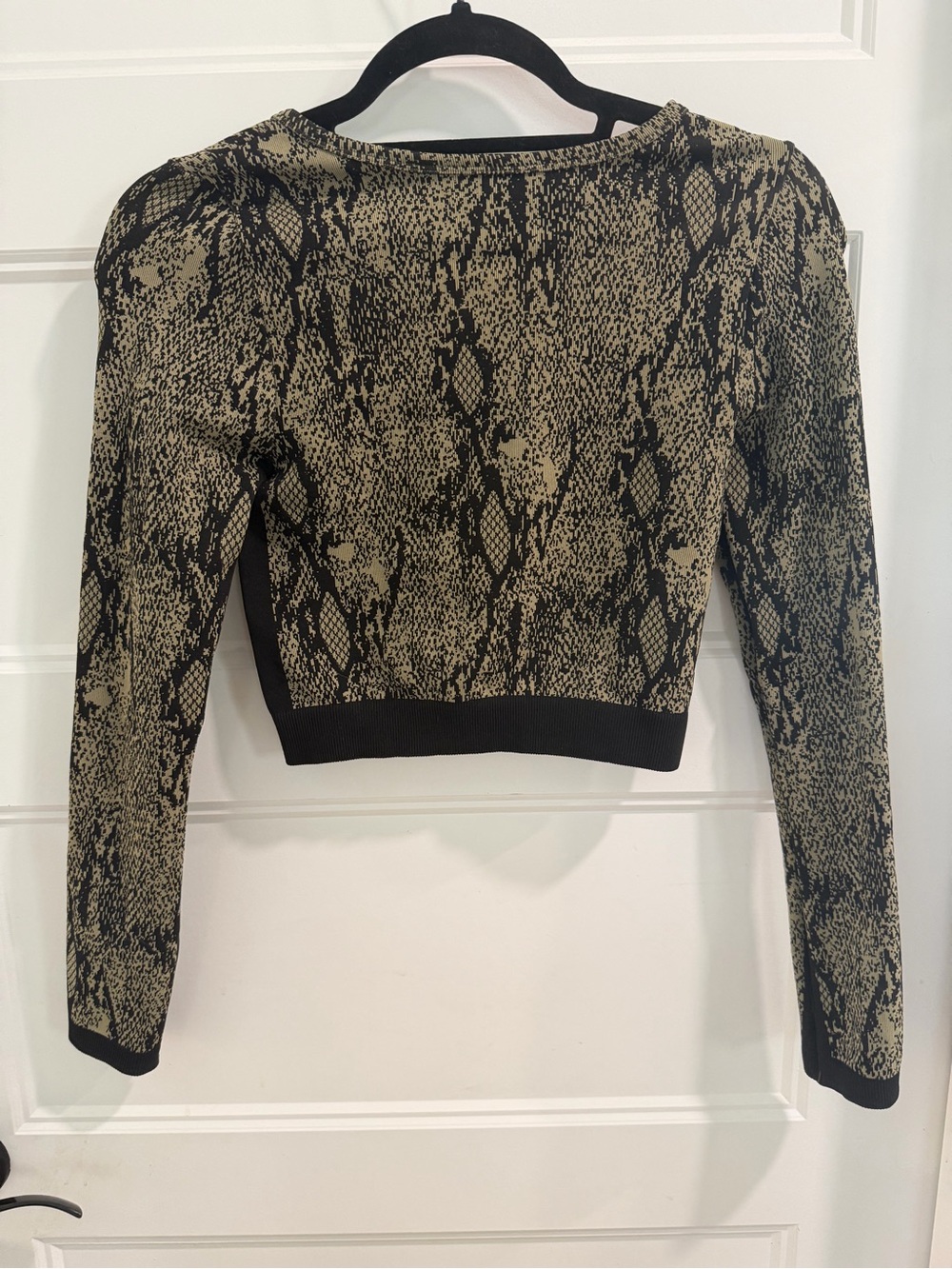 Fabletics-sz Small Snake-Print Long Sleeve Crop Top - Black & Green Knit Jaquard